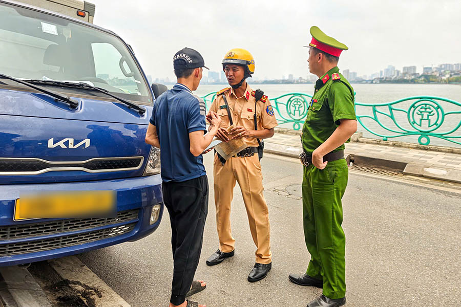 Tổ công tác nhanh chóng đến địa điểm phát hiện vi phạm. 