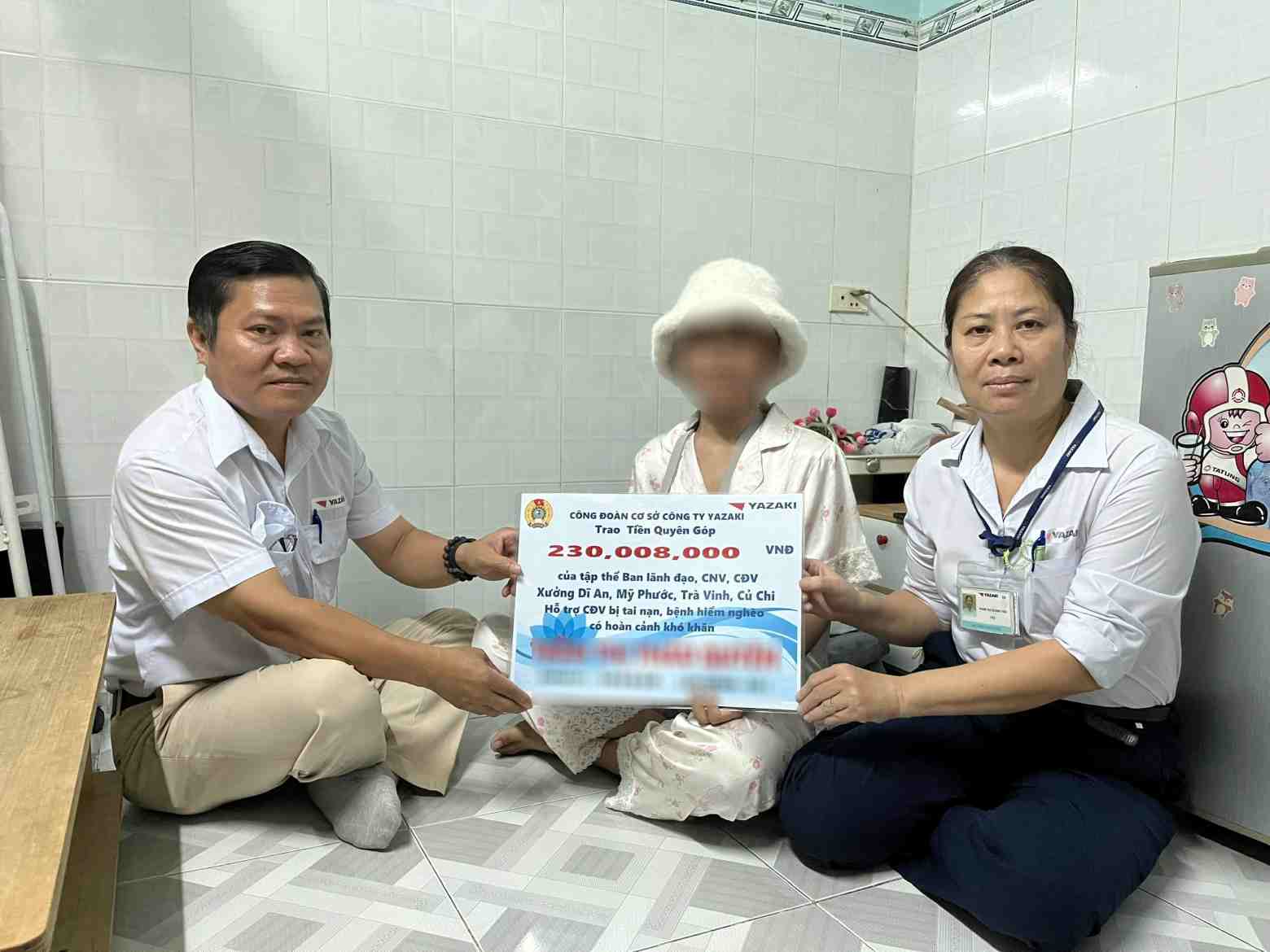 The grassroots trade union of Yazaki EDS Vietnam Co., Ltd. provides support to female union members with critical illnesses. Photo: Grassroots Trade Union provided