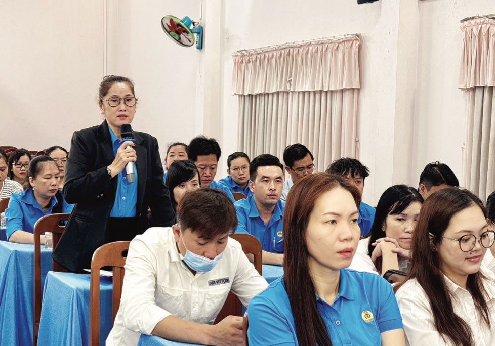 Ms. Lam Thi Ngoc Ha (standing) always dedicates a lot of heart to caring for the lives of union members and workers at Ty Bach Co., Ltd. Photo: HOANG LOC