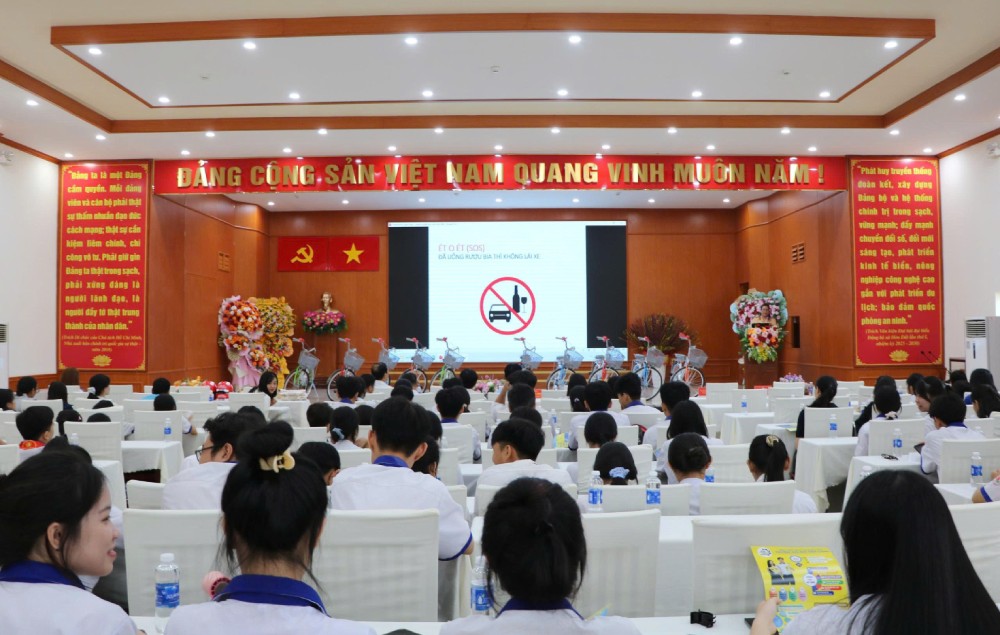 Propaganda activities to strengthen legal education, prevent traffic accidents related to students, especially during summer vacation. Photo: Tien Dung