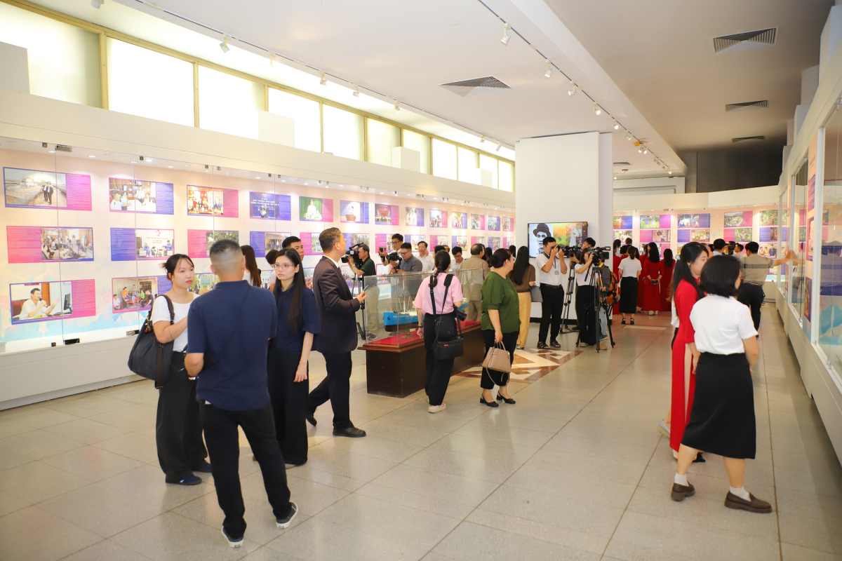Triển lãm thu hút đông đảo công chúng đến tham quan. Ảnh: Bộ VHTTDL