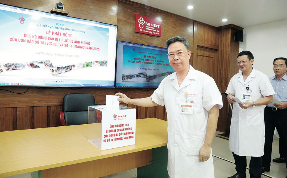 With the spirit of mutual affection, Assoc. Prof. Dr. Nguyen Ha Thanh, Director of the National Institute of Hematology and Blood Transfusion, and staff of the National Institute of Hematology and Blood Transfusion responded to donations to support people to overcome the consequences of floods. Photo: GIA THANG