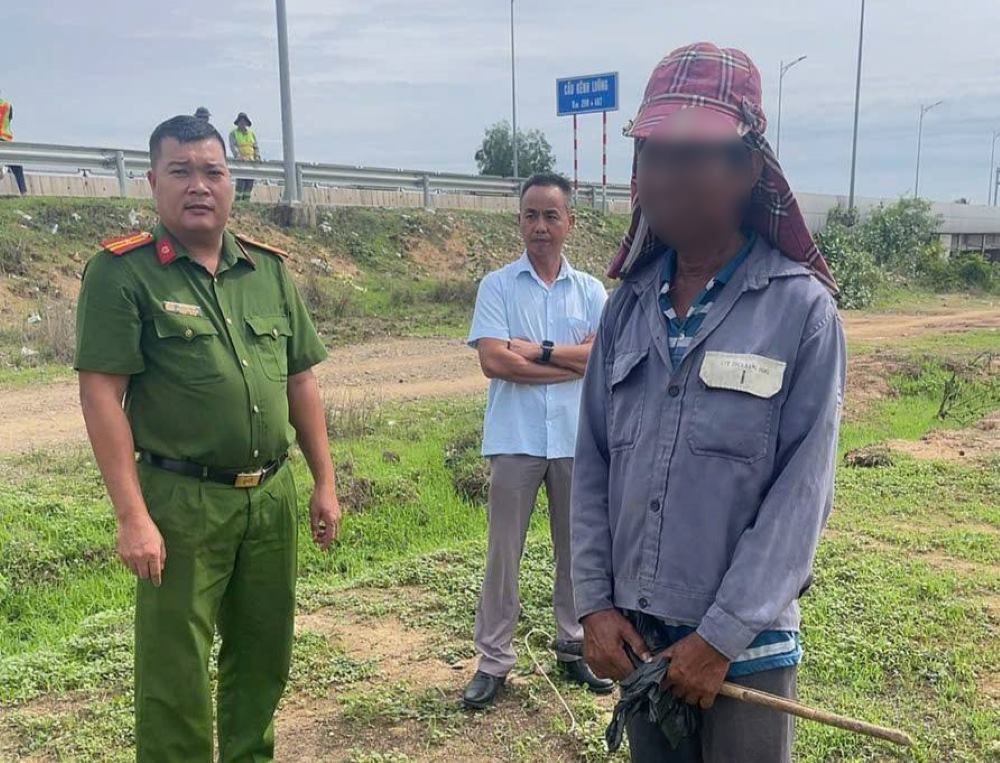 Nhắc nhở 1 người dân chăn thả trâu bò vi phạm hành lang an toàn cao tốc. Ảnh: CSGT