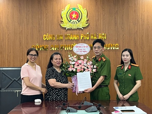 Người dân cảm ơn công an bắt giữ đối tượng trộm cắp vừa ra tù. Ảnh; CAHN