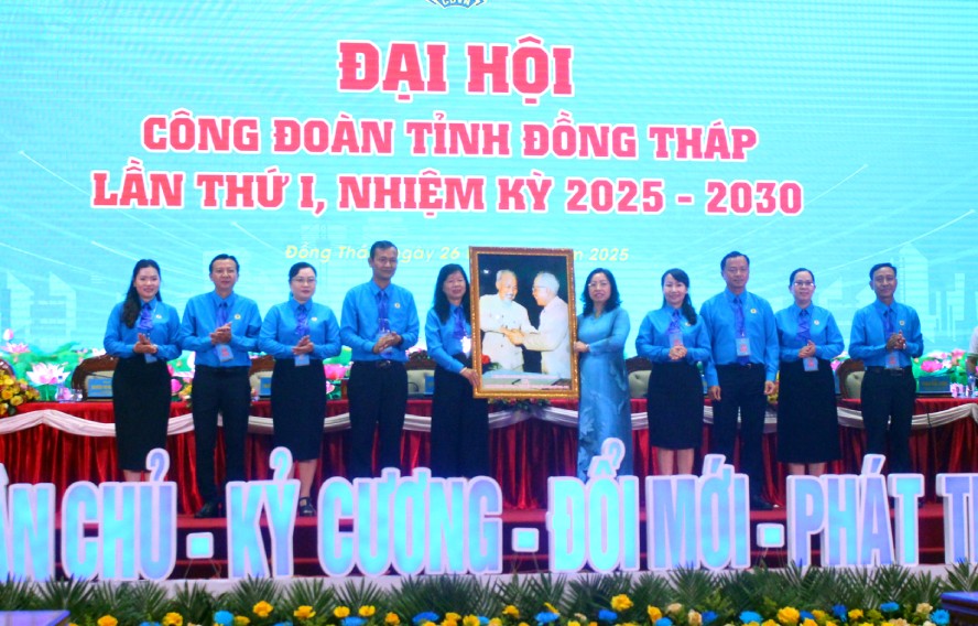 Ms. Huynh Thi Tuyet Vui receives gifts to the first Dong Thap Provincial Trade Union Congress from Ms. Thai Thu Xuong - Vice President and Chief Executive of the Vietnam General Confederation of Labour. Photo: THANH MAI