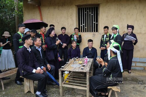 Many couples in the Nung ethnic community have become attached from love duet performances. Photo: The Ky