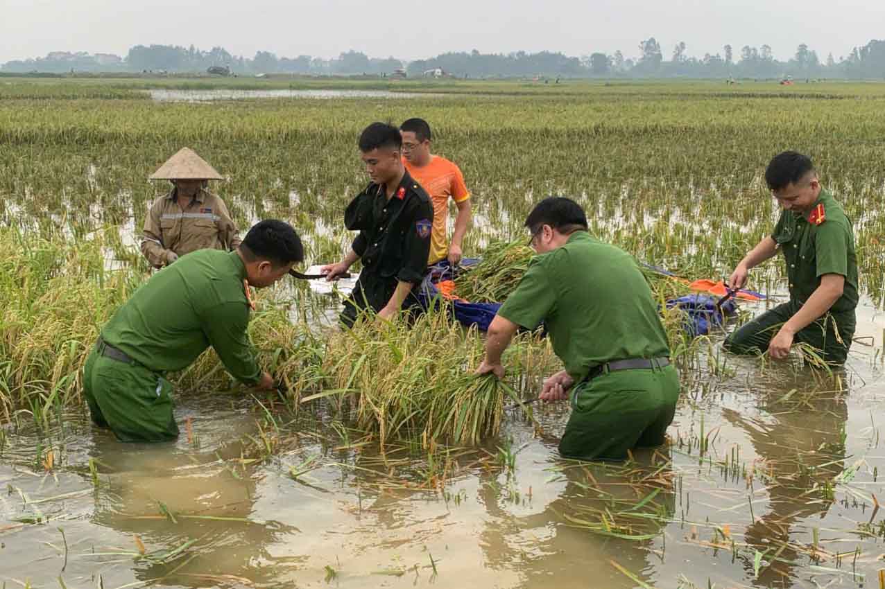 People on duty in an emergency situation are entitled to a subsidy of up to 0.4 times the basic salary/day. In the photo, police forces go to the fields to harvest rice to help people in Trung Gia commune overcome the consequences after the flood. Photo: Hanoi Police