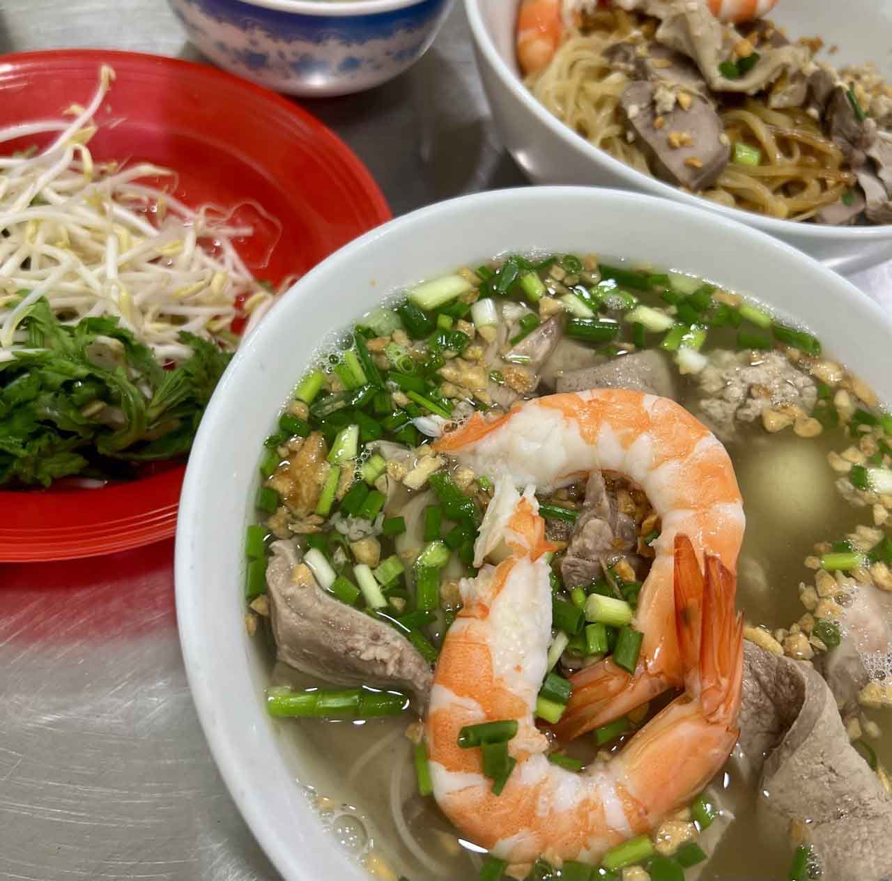 Một bát hủ tiếu thập cẩm có giá 70.000 đồng. Ảnh: Linh Boo