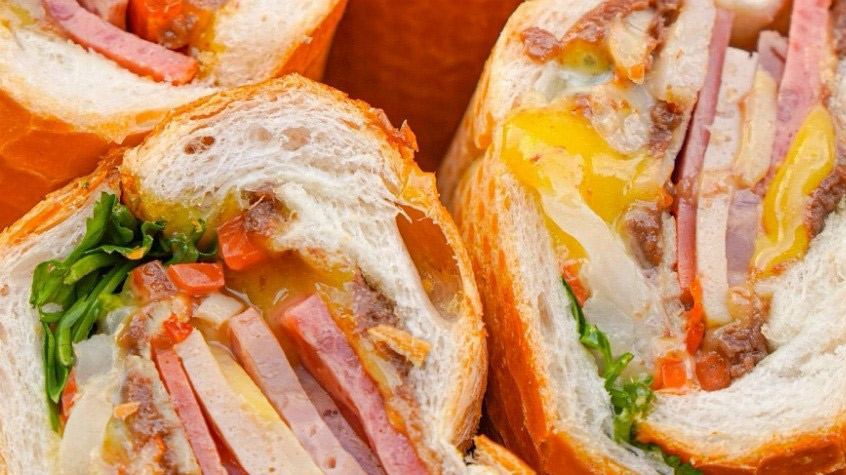 Ổ bánh mì Sài Gòn ngập nhân. Ảnh: Bánh mì Hoàng Lam