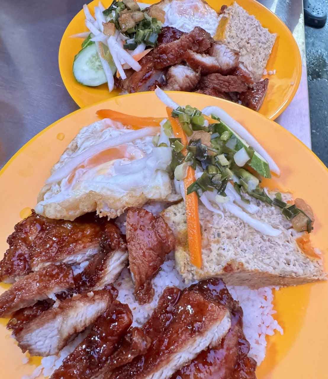 Một đĩa cơm tấm sườn bì chả trứng. Ảnh Linh Boo