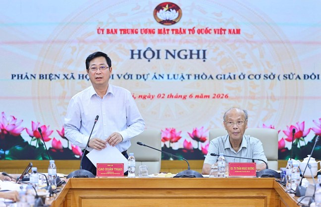 Vice Chairman of the Central Committee of the Vietnam Fatherland Front Cao Xuan Thao speaks at the Conference. Photo: VFF
