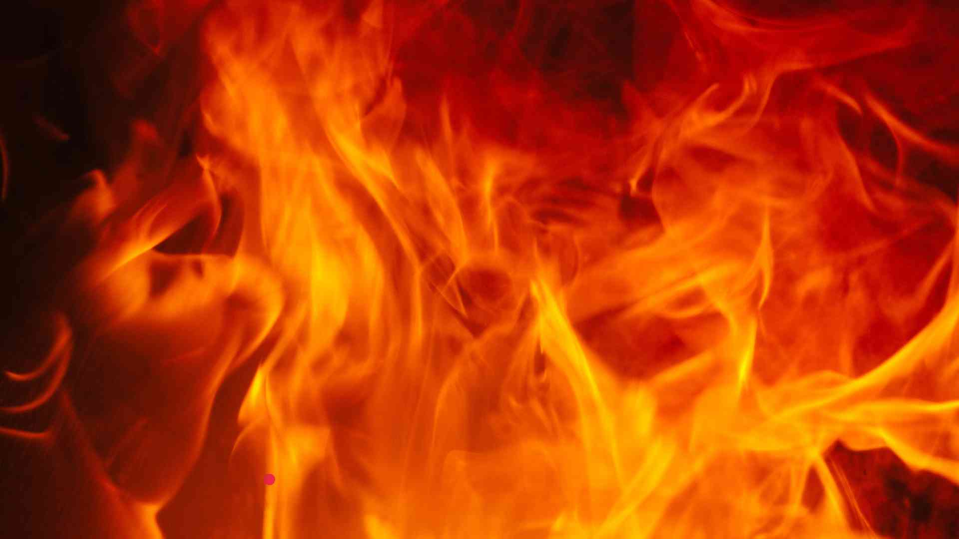 The fire caused the child to be severely burned and die after many days of intensive treatment. Graphic photo: Huong Son
