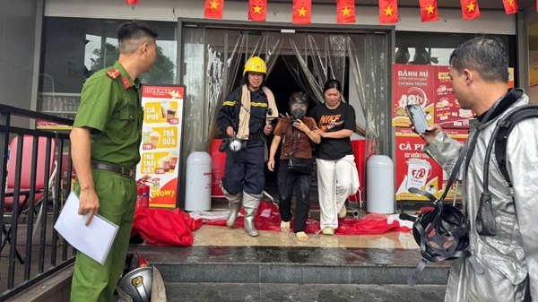 Incendio en un supermercado en la calle Lac Long Quan, 4 personas rescatadas de forma segura. Foto: Phung Anh