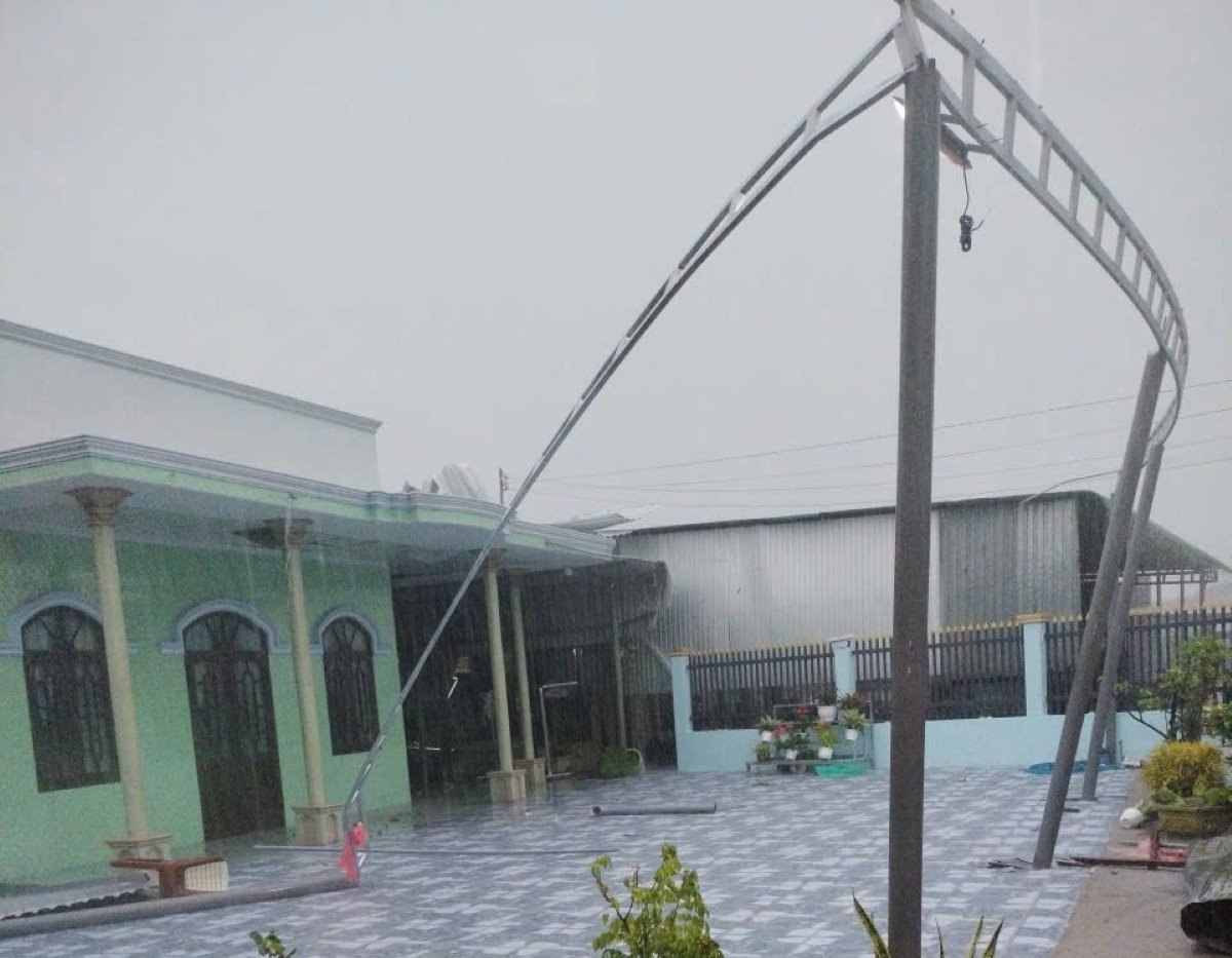 Nhiều tôn trên mái che của nhà dân bị cuốn bay, còn trơ khung sắt. Ảnh: Phạm Duy