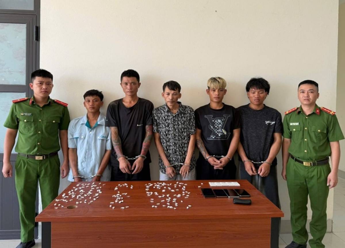 Các đối tượng và tang vật. Ảnh: Công an Ninh Bình