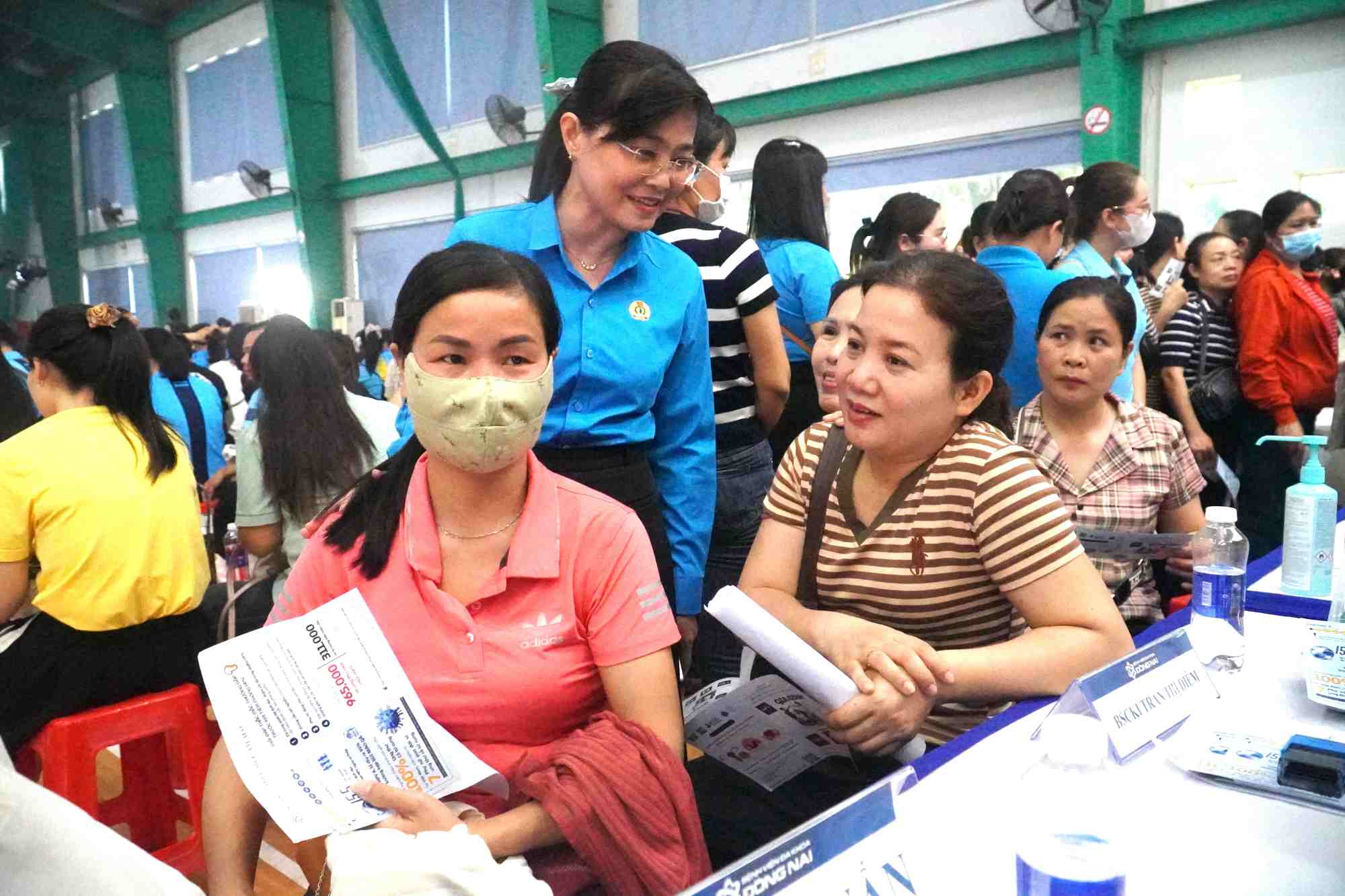 Phó Chủ tịch LĐLĐ TP Đồng Nai Bùi Thị Bích Thủy (đứng) thăm hỏi đoàn viên, người lao động trong ngày hội vì sức khỏe người lao động năm 2026. Ảnh: HAC