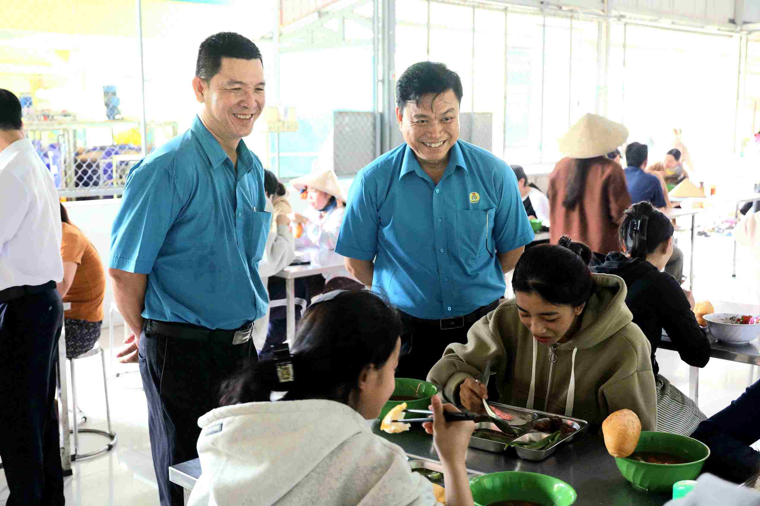 Chủ tịch LĐLĐ tỉnh An Giang Đỗ Trần Thịnh (phải) cùng tham dự bữa cơm Công đoàn tại Công ty CP Kiên Hùng. Ảnh: QUỐC VIỆT