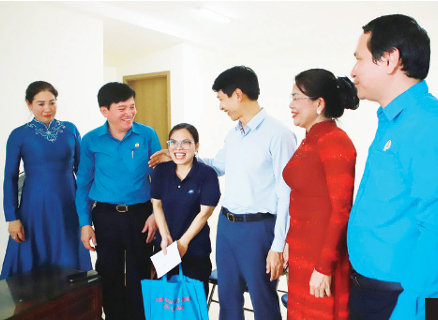 Tổ chức Công đoàn cùng lãnh đạo tỉnh Gia Lai thăm, tặng quà chị Phan Thị Hồng Diệu - công nhân Công ty TNHH May mặc Able Việt Nam - dịp Tháng Công nhân 2026.