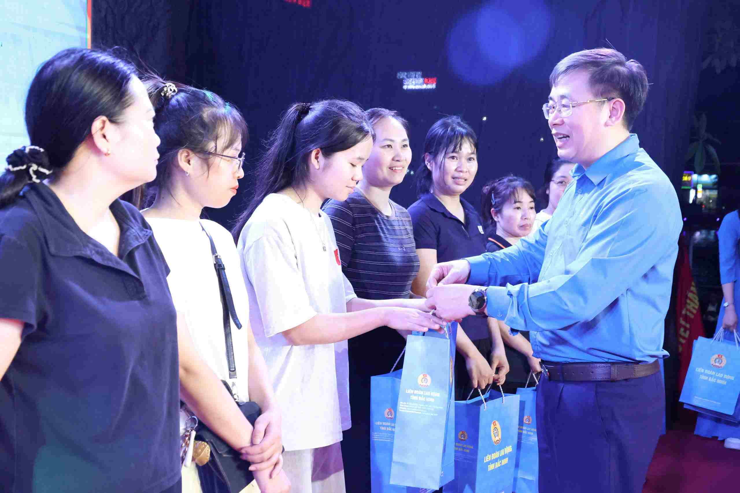 Ông Thạch Văn Chung - Chủ tịch Liên đoàn Lao động tỉnh Bắc Ninh trao quà tới công nhân lao động tại buổi lễ phát động Tháng Công nhân 2026. Ảnh: BẢO HÂN