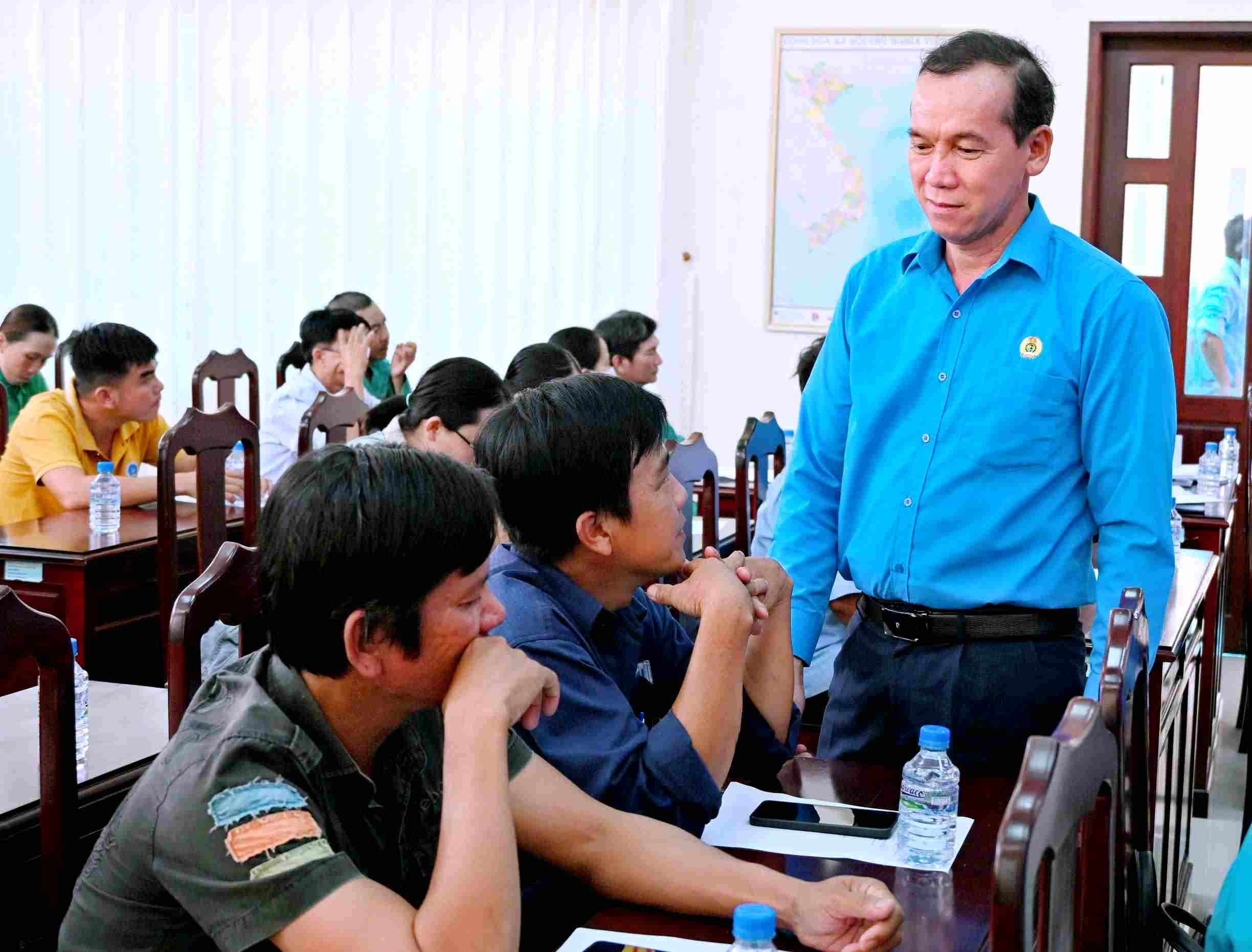 Chủ tịch LĐLĐ tỉnh Cà Mau Lý Công Bắc thăm hỏi tặng quà cho công nhân lao động nhân Tháng công nhân. Ảnh: THIỆU VŨ