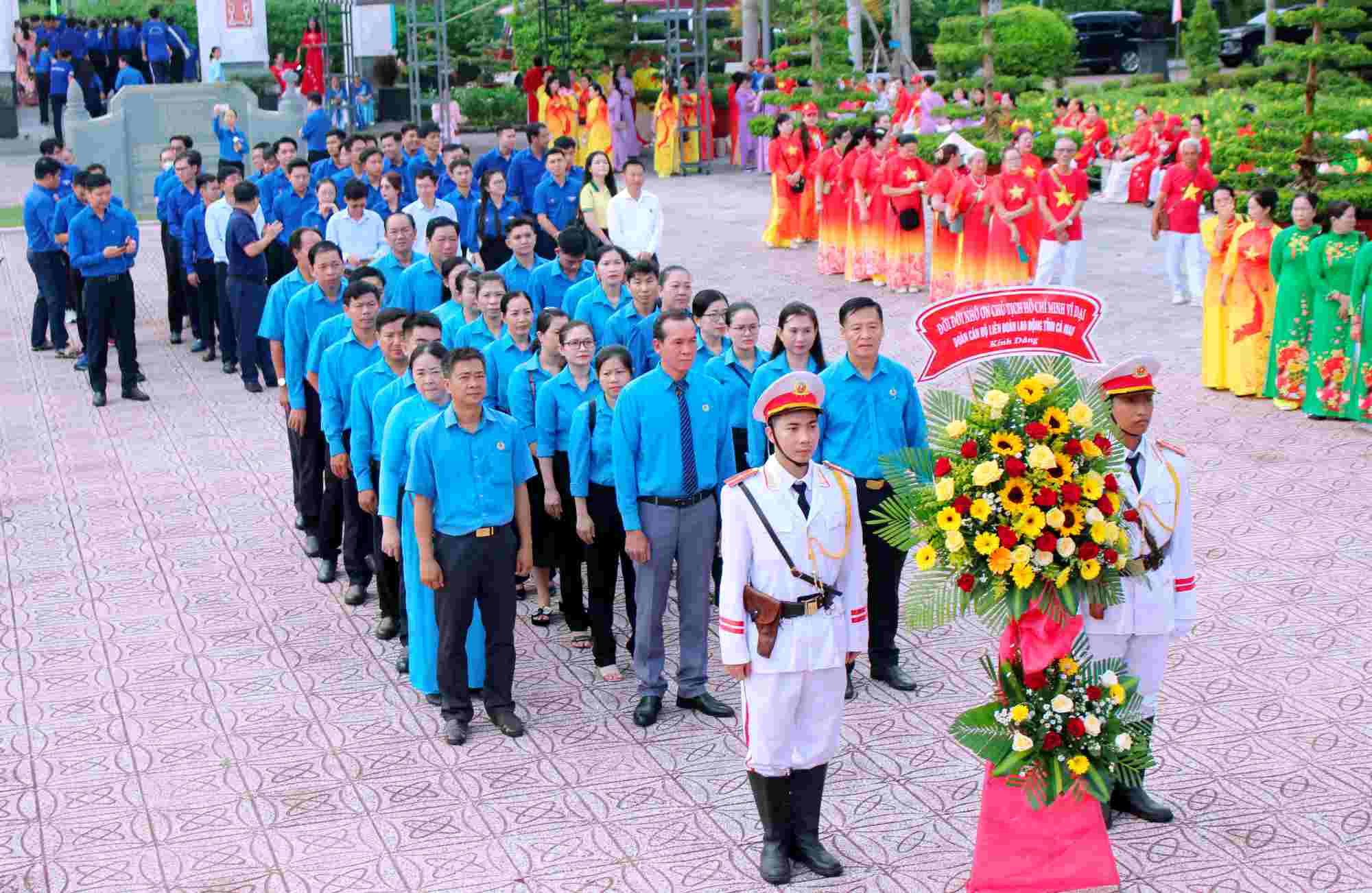 Cán bộ LĐLĐ tỉnh Cà Mau viếng Bác nhân Sinh nhật Bác Hồ. Ảnh: THIỆU VŨ
