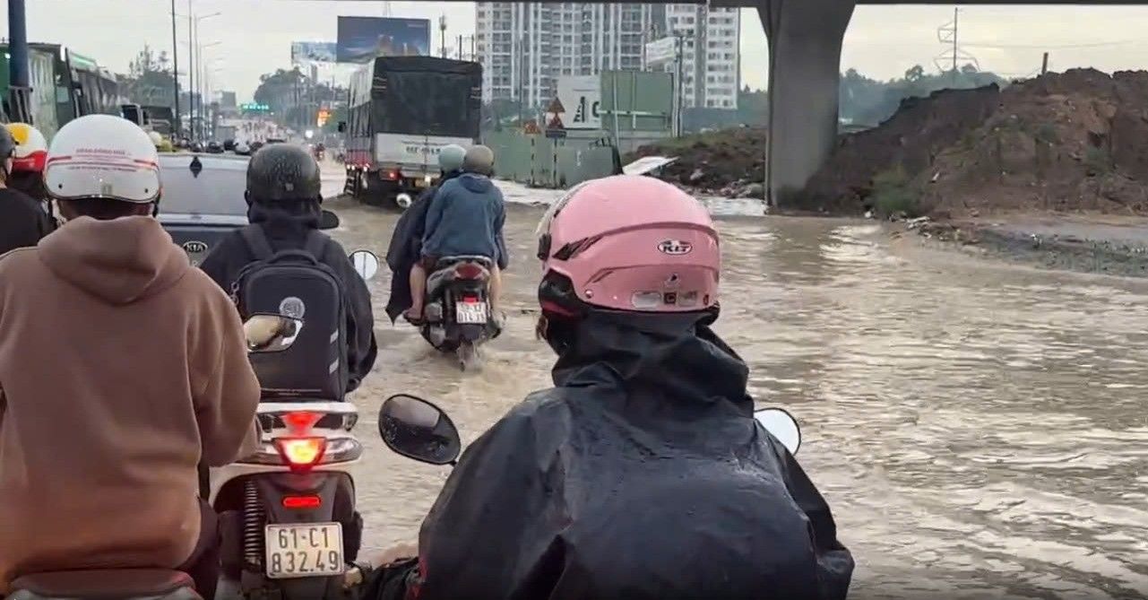 Mưa lớn gây ngập cục bộ trên Quốc lộ 13 đoạn giao nhau với dự án đường Vành đai 3 TPHCM. Ảnh: Bạn đọc cung cấp