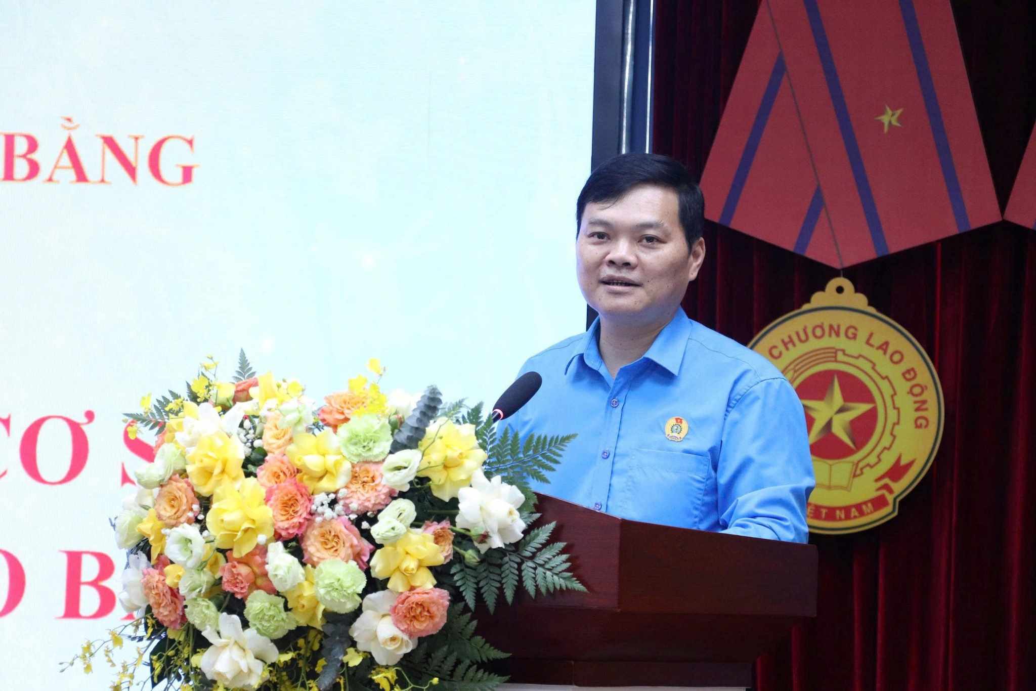 Mr. Be Dang Khoa - Member of the Executive Committee of the Vietnam General Confederation of Labour, Chairman of the Cao Bang Provincial Labor Federation.