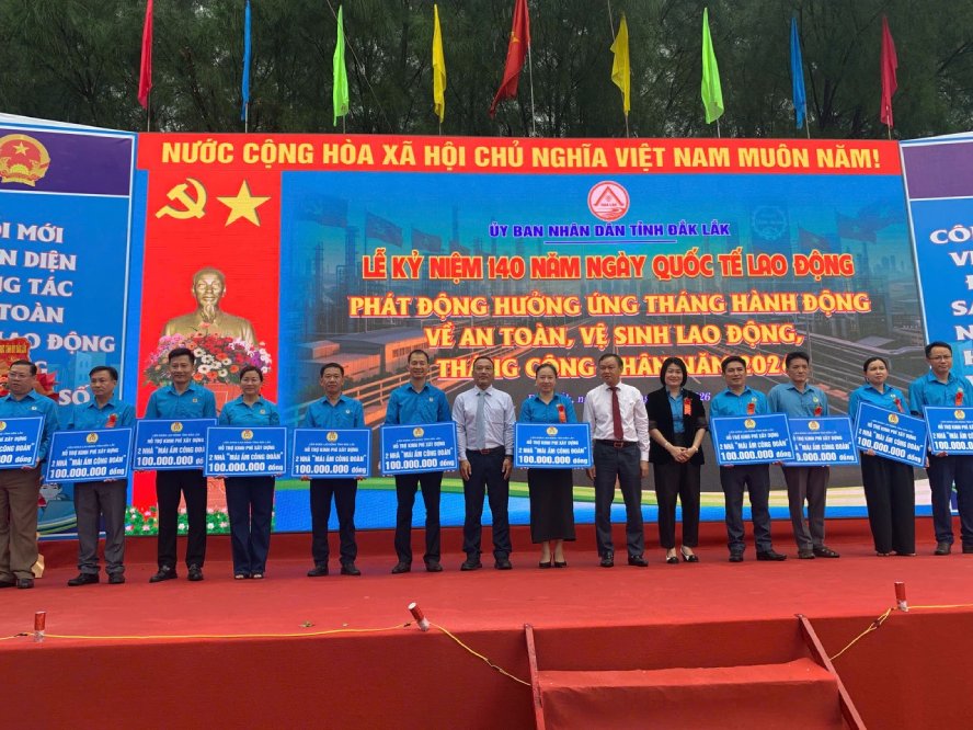 Trade union levels in Dak Lak province in recent years have always paid attention to and implemented the Trade Union Shelter program to help workers in difficult circumstances settle down and start a career. Photo: Dak Lak Labor Federation