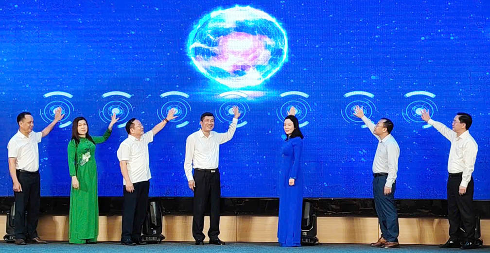 Delegates press the button to inaugurate the Nghe An Department of Culture - Sports - Tourism Database. Photo: Ngoc Anh