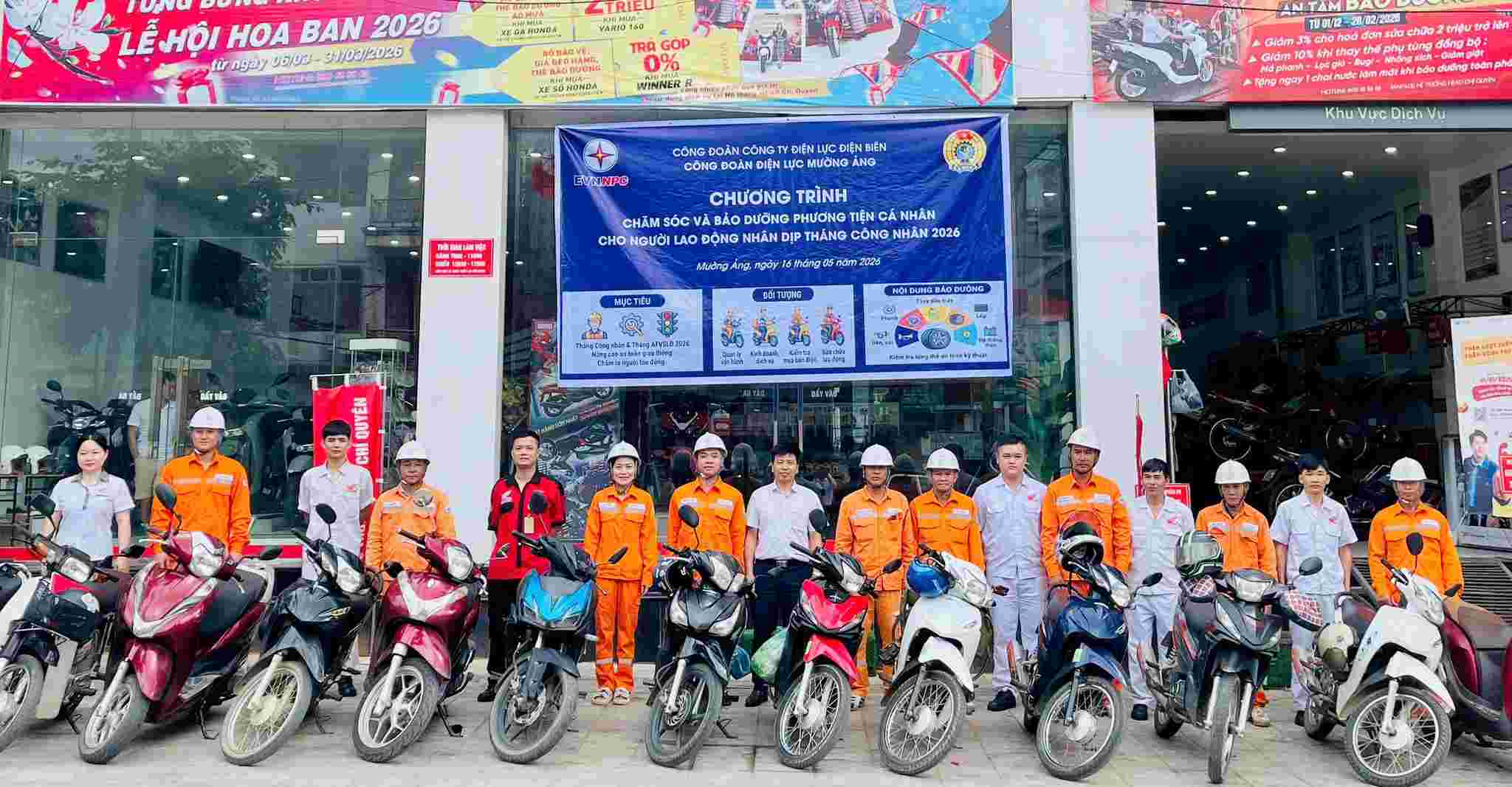 Công đoàn Công ty Điện lực Điện Biên phối hợp kiểm tra, thay dầu, bảo dưỡng xe máy miễn phí cho lực lượng quản lý vận hành tại cơ sở.  Ảnh: Công ty cung cấp