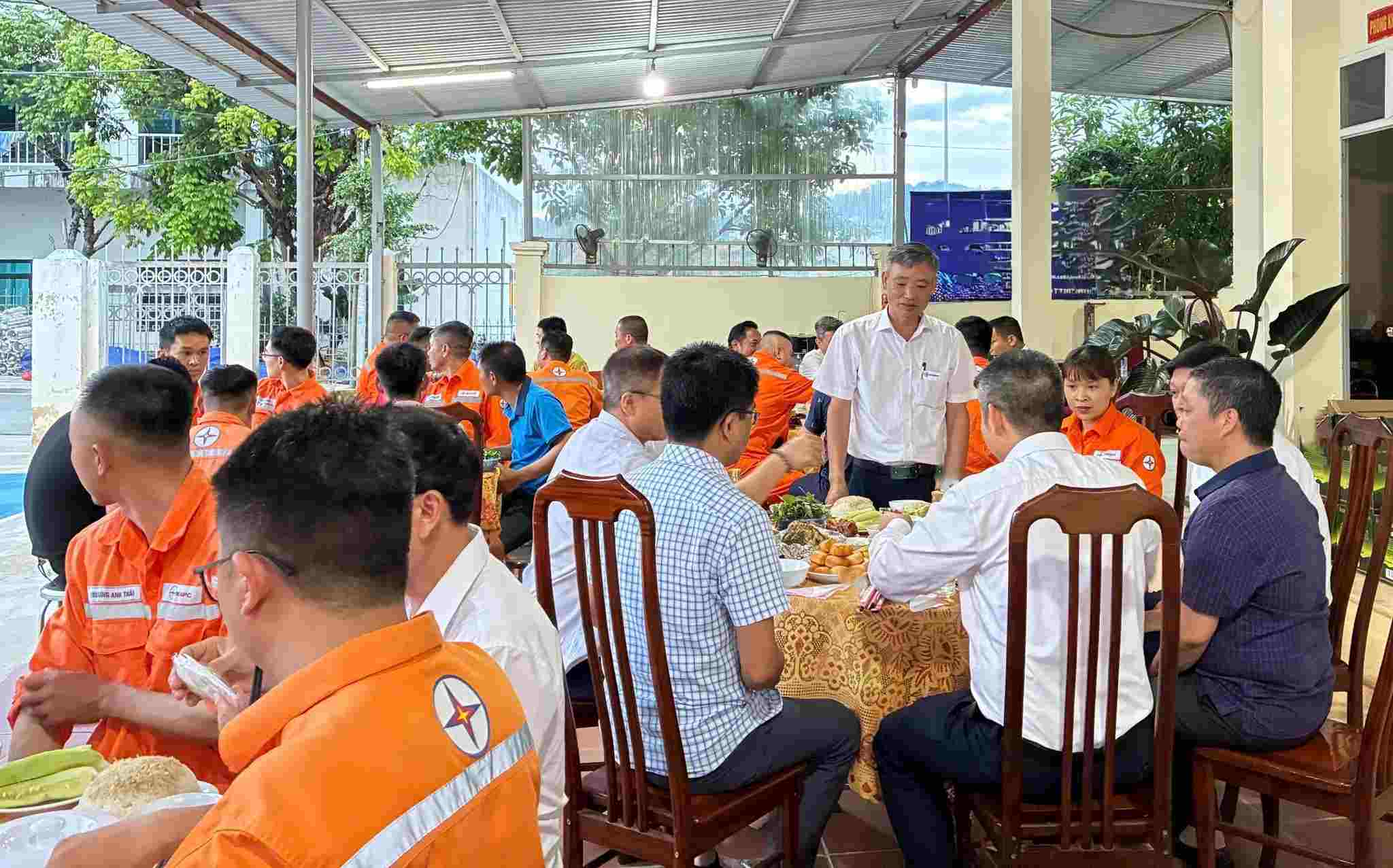 The Trade Union of Dien Bien Power Company organizes meals to improve nutritional quality at the collective dining hall. Photo: Company provided