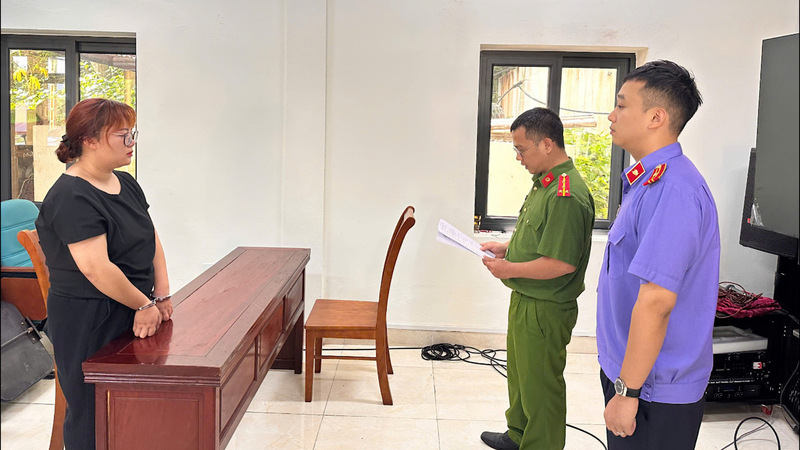 The investigating agency executes the order to prosecute and arrest the accused for temporary detention against Le Thu Hoai. Photo: CALS