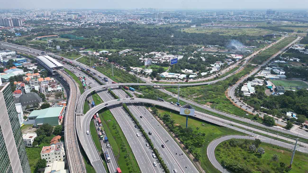 Hiện trạng nơi xây dựng Khu liên hợp Thể dục Thể thao Quốc gia Rạch Chiếc, gần nút giao Cát Lái. Ảnh: Anh Tú
