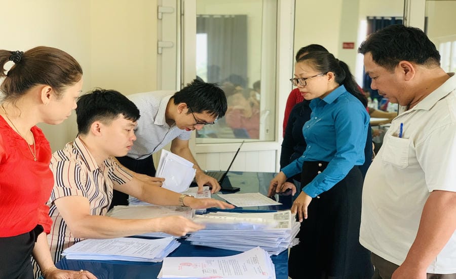 Da Nang Trade Union officials help workers of Hoa Khanh Textile Joint Stock Company prepare lawsuit documents. Photo: Tuong Minh