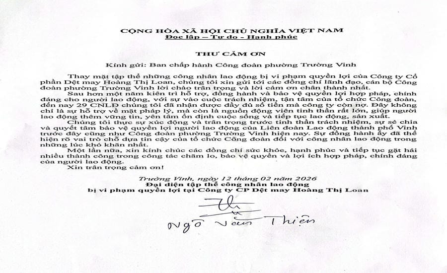 The collective of workers sends a thank-you letter to the Truong Vinh Ward Trade Union after being supported to protect their rights. Photo: Ngoc Anh