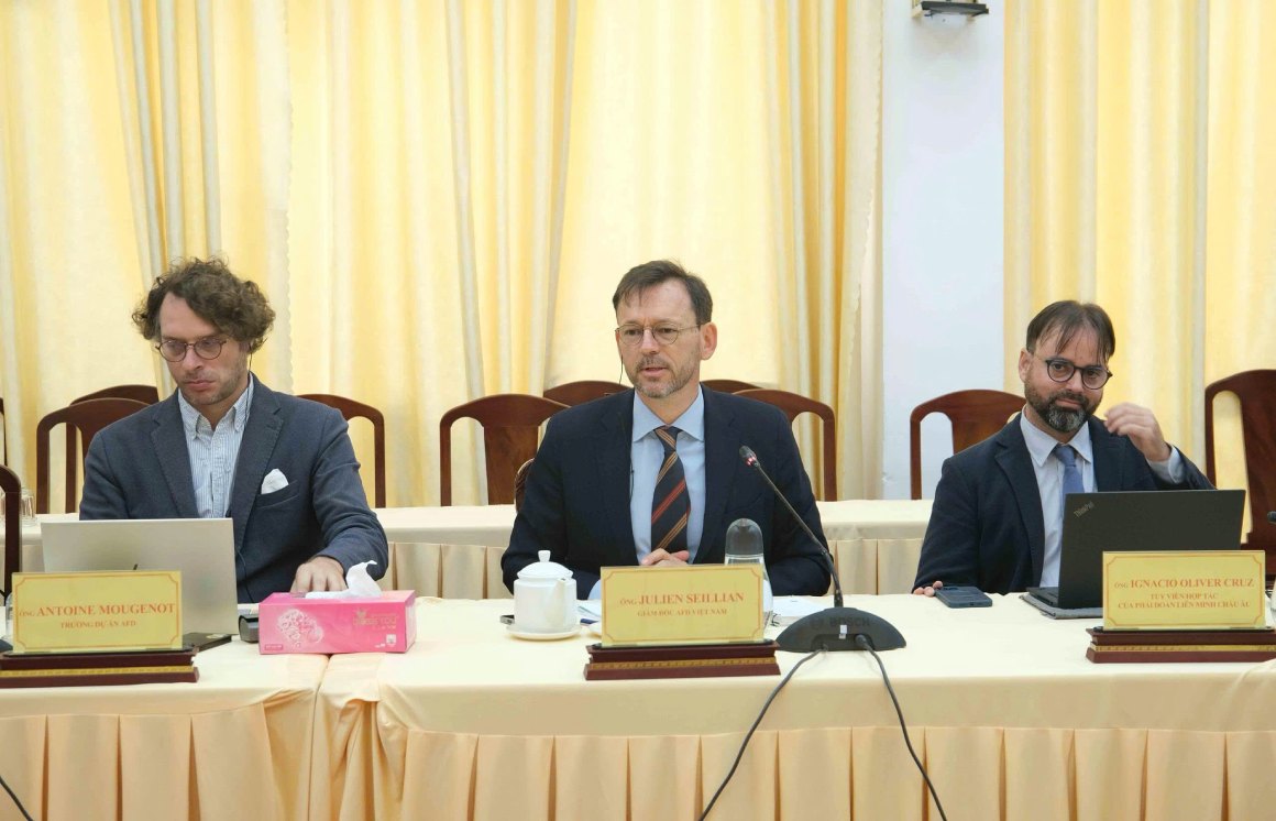 Ông Julien Seillian phát biểu tại buổi làm việc. Ảnh: Tạ Quang