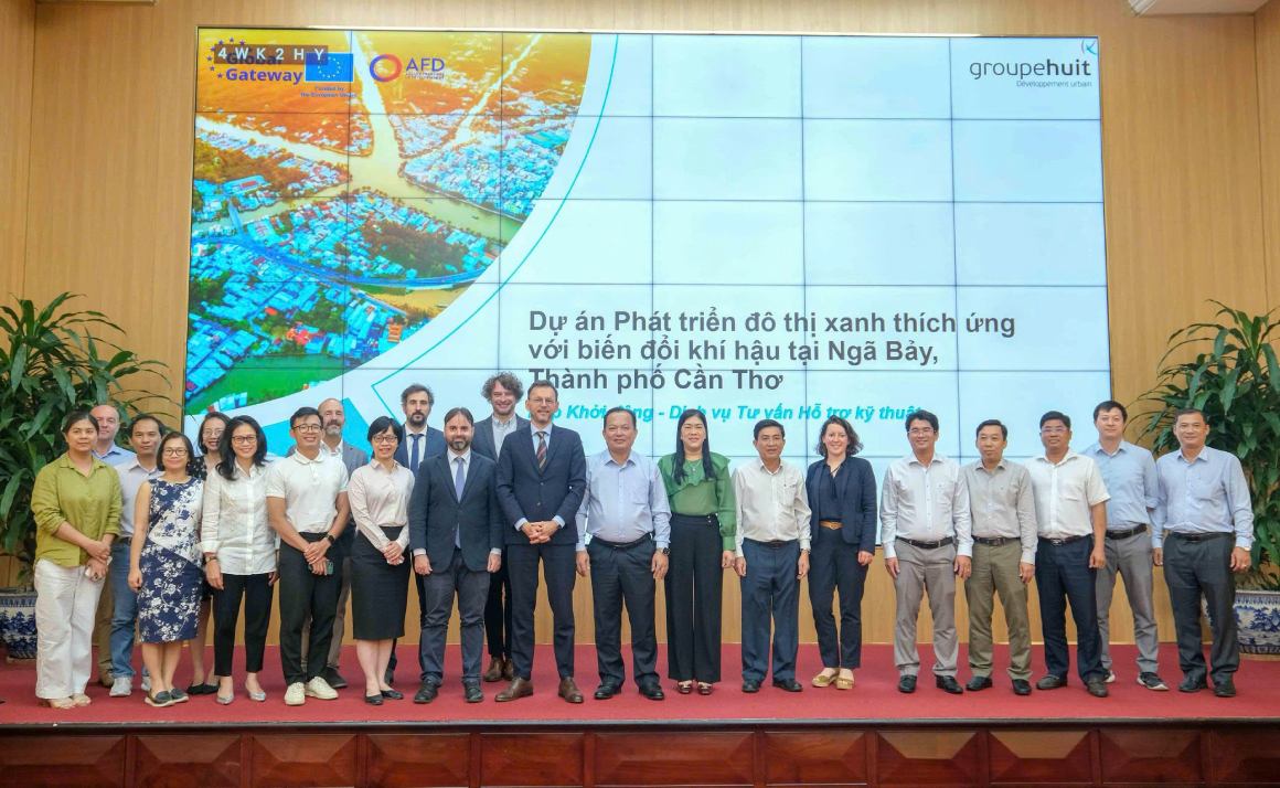 Lãnh đạo TP Cần Thơ, lãnh đạo các sở, ngành cùng Đoàn công tác Cơ quan Phát triển Pháp. Ảnh: Tạ Quang