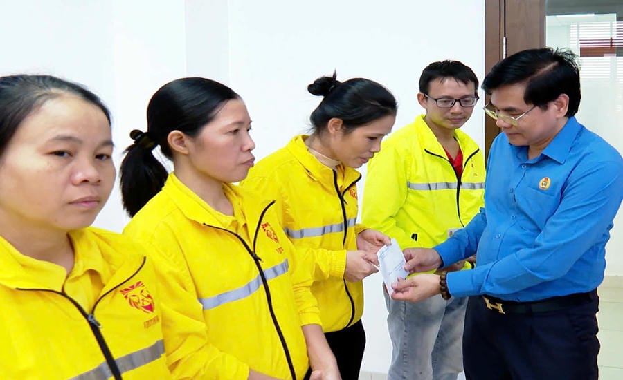 Mr. Nguyen Hai Long - Vice Chairman of the Provincial Vietnam Fatherland Front Committee, Chairman of Ninh Binh Provincial Labor Federation - presents gifts to workers in difficult circumstances. Photo: Nguyen Truong