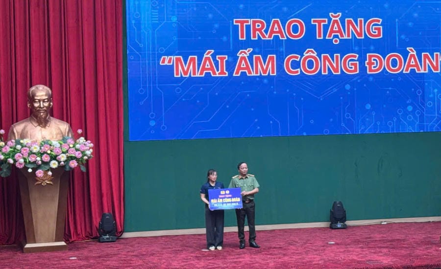 Ms. Luong Thi Na receives support for Trade Union Shelter worth 60 million VND on the occasion of Workers' Month 2026. Photo: People's Police Trade Union
