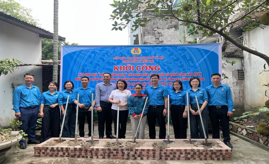 Groundbreaking ceremony for the construction of the Trade Union Warm House organized by the Kieu Phu Commune Trade Union for the family of Ms. Nguyen Thi Bich Ngoc - union member of Sunhouse Household Appliance Production Co., Ltd. Photo: Kieu Vu