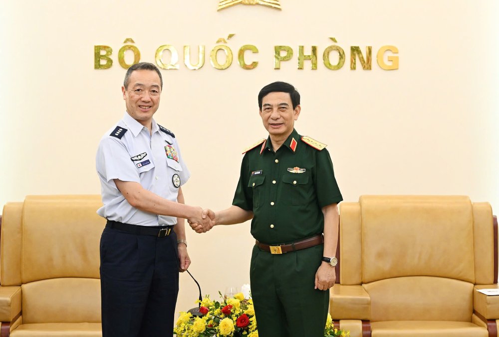 General Phan Van Giang - Member of the Politburo, Deputy Prime Minister, Minister of National Defense - received the Chief of Staff of the Joint Forces of Japan and invited the Japanese side to attend the 3rd Vietnam International Defense Exhibition in December 2026. Photo: VGP
