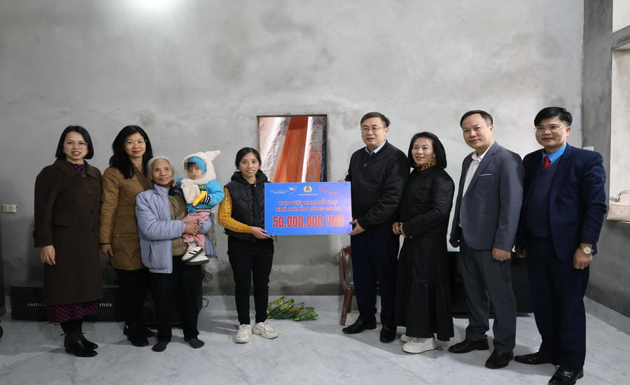 Ms. Nguyen Thi Lieu receives support for Trade Union Shelter house in January 2026. Photo: Quyet Chien