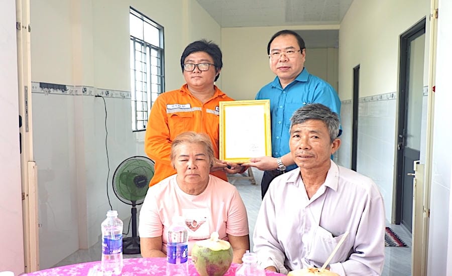 Mr. Do Duc Hung - Chairman of the Vietnam Electricity Trade Union - presents the decision to support funding for building MÂCĐ houses for union member Si Tuan An, Ngu Lac Electricity. Photo: CĐĐLVN