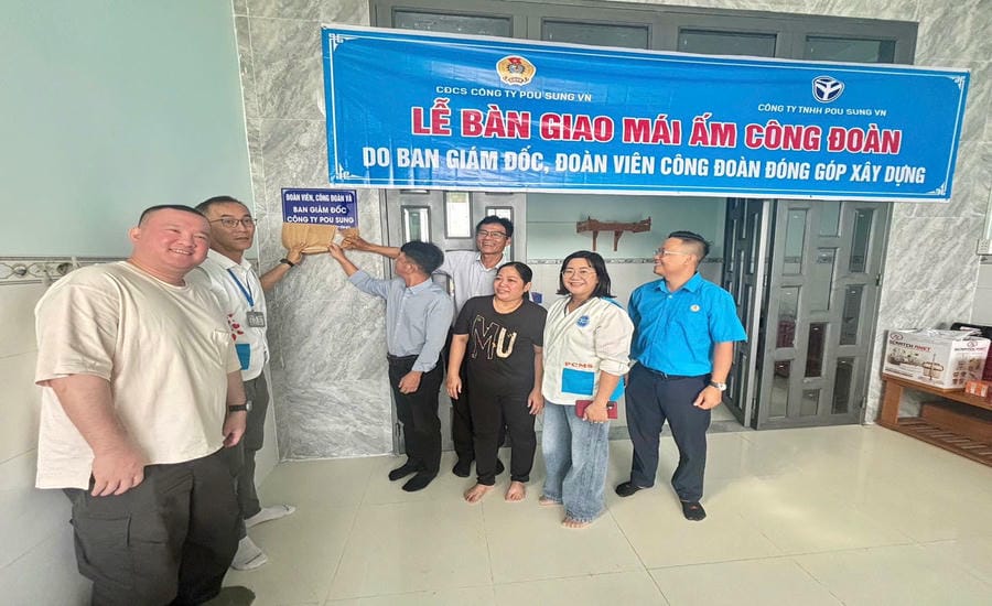 The grassroots Trade Union of Pou Sung Vietnam Co., Ltd. and the Company's Board of Directors present Trade Union Shelter to union members in Dong Nai. Photo: Company Trade Union