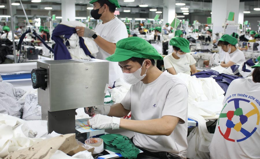 Workers enthusiastically emulate in labor production, completing assigned tasks well. Photo: Mai Huong
