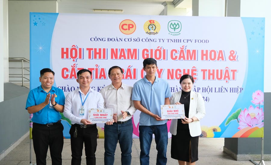 Mr. Nguyen Trong Kien - Chairman of the grassroots Trade Union of CPV Food Co., Ltd. (far left) - has many initiatives to care for union members and workers. Photo: Ha Anh Chien