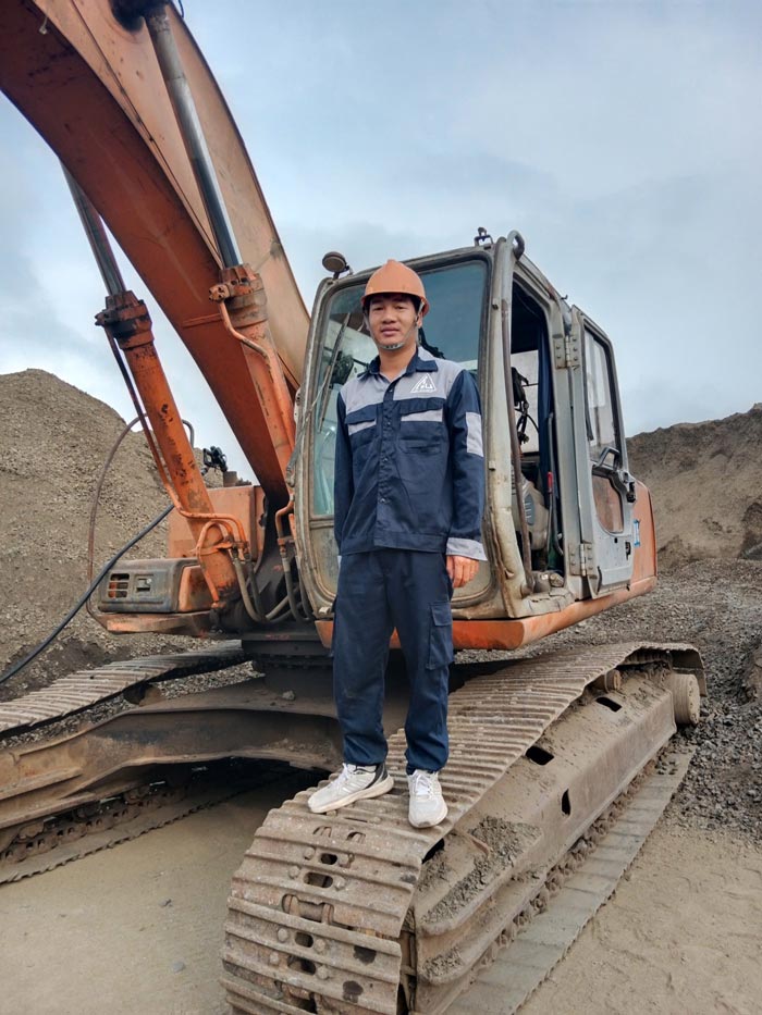Mr. Tai at the stone mine exploitation site. Photo: Thanh Tuan