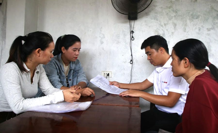 Lao Dong Newspaper reporters received information from 3 female workers about being appropriated social insurance contributions and not being granted maternity benefits. Photo: Han Nguyen