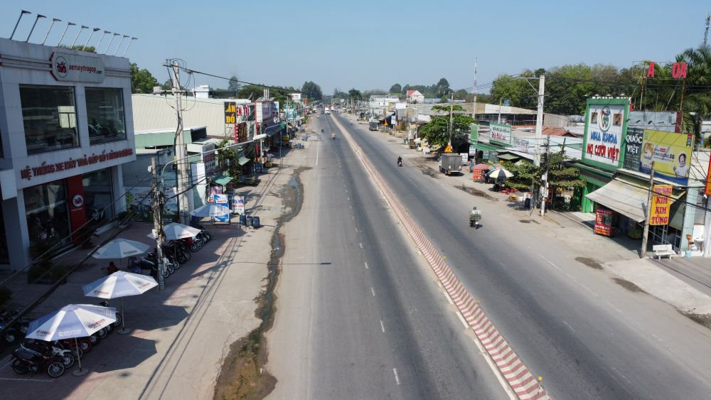 Ho Chi Minh City People's Committee requests units and localities to accelerate site clearance progress to implement projects on DT 744 road. Photo: Dinh Trong