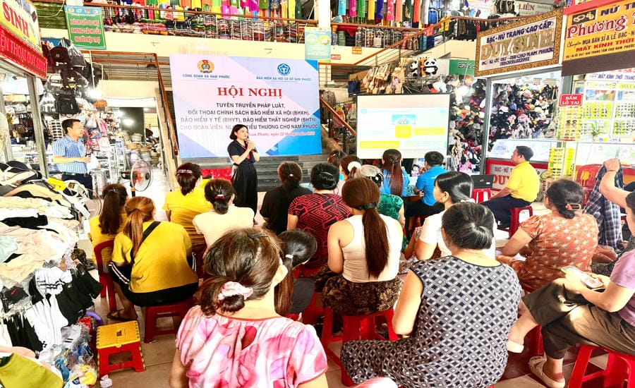 Nam Phuoc Commune Trade Union coordinates to organize propaganda and dialogue on social insurance, health insurance, and unemployment insurance policies for small traders at Nam Phuoc market. Photo: Nam Phuoc Trade Union